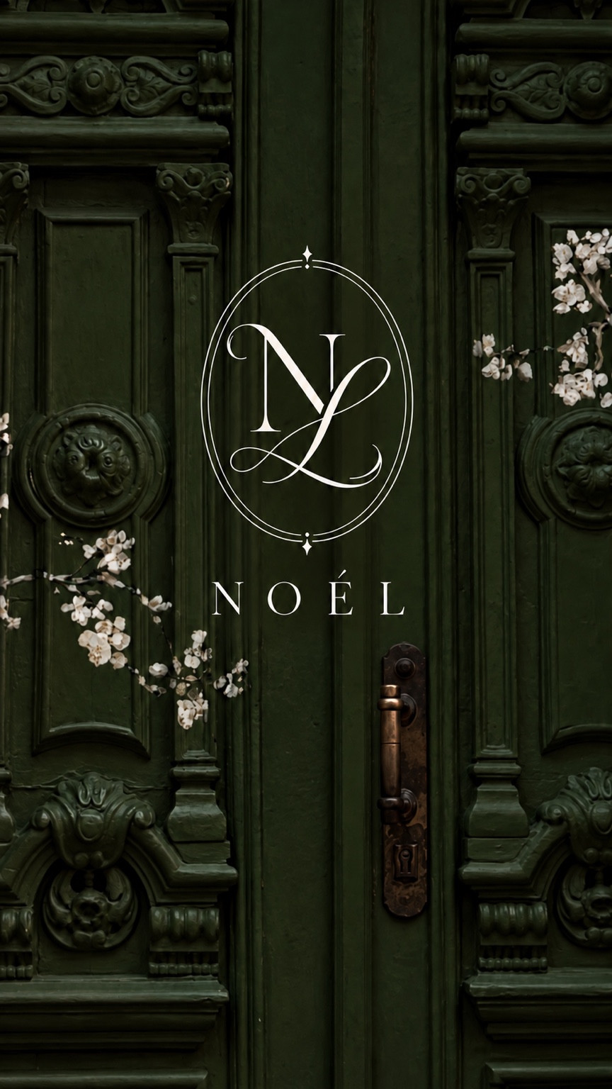 NOÉLの紋章とロゴ。深緑の扉と白い花をあしらったブランドイメージ